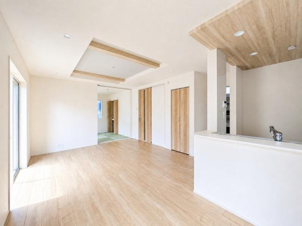 横浜市旭区今宿１丁目の新築一戸建の居間・リビング|窓からは明るい光が差し込みます！
電気をつけなくても明るいです。

