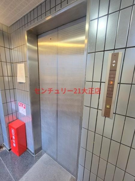 貴和ビルのエントランス