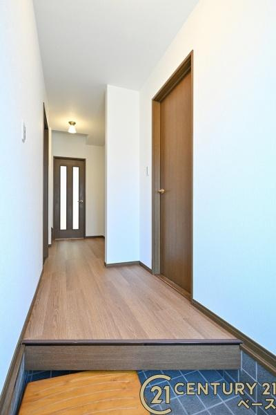 葛城市長尾　一戸建の玄関|■すっきりと広々とした玄関が家族やお客様を迎えてくれます！
