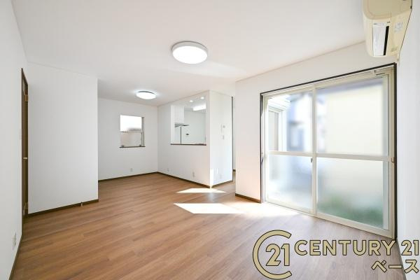 葛城市長尾　一戸建の居間・リビング|■現地撮影写真■ご家族でくつろげる広々としたリビング！