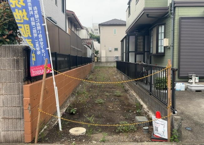 【外観】 | 現在は更地となっています。現地をご見学に行く際は、道路の幅や周辺の交通量、施設などをご確認頂くことをおすすめします！ある程度イメージをつけたいという場合は、同売主の施工事例や完成パースもお見せします。