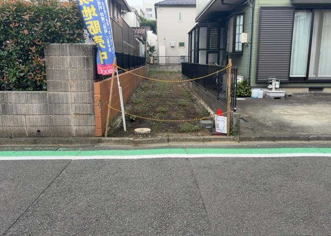 【前面道路含む現地写真】 | 住宅用の土地では前面道路に2m以上接していなければならないと法律で定められています。しかし、お持ちの車のサイズやライフスタイルなどにより、2mでは利便が悪い場合もございますので、事前に確認しましょう。