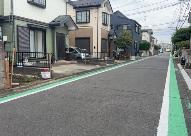 【前面道路含む現地写真】 | お持ちの車種によっては前面道路が広い方が便利でしょう。しかし、前面道路が広ければその分交通量が多くなるため、騒音などが気になる場合があります。実際に現地を見学し、周辺交通量や騒音などを確認しましょう！