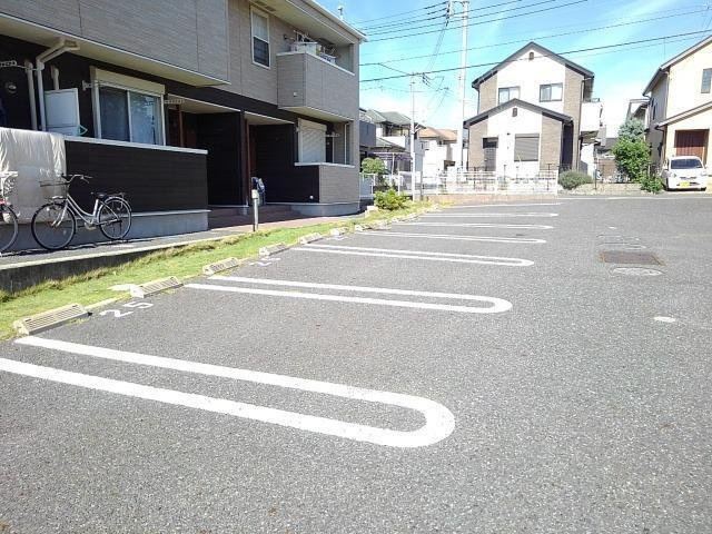 フレスコⅡの駐車場