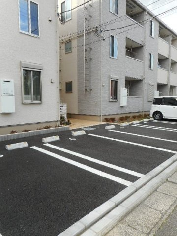 ニューサンモール・アゼリアＢの駐車場