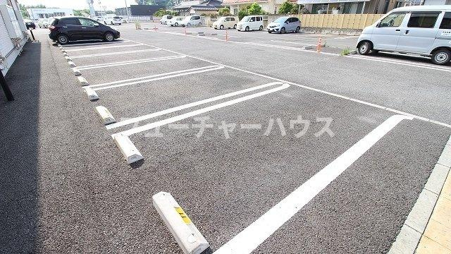 グランドパレス髙樹Ⅵの駐車場