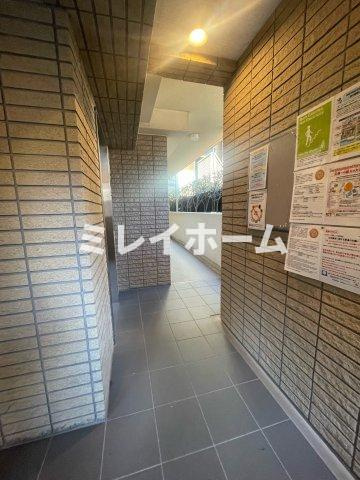 コスモリード大森町のエントランス