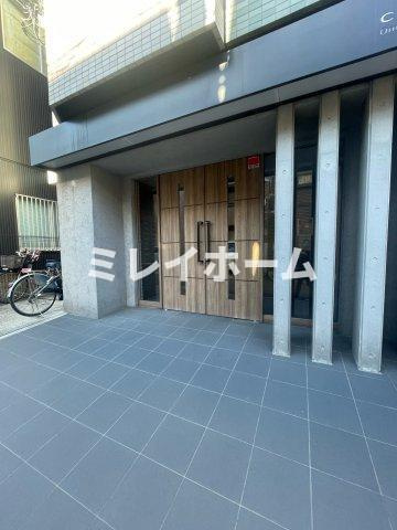 コスモリード大森町のエントランス