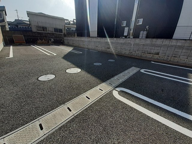 サニー・カーサー三番館Ａの駐車場