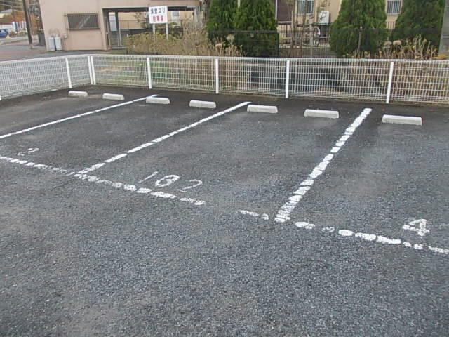 クレストール・テラダイの駐車場