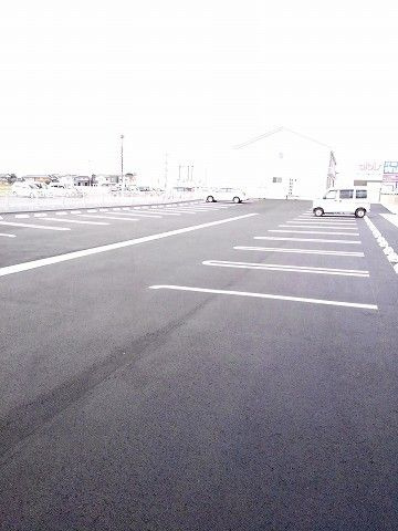 スピアージャ　アン　フィーメＡの駐車場