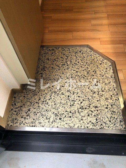 セイスタンェの玄関|同建物内、別のお部屋の参考写真になります。