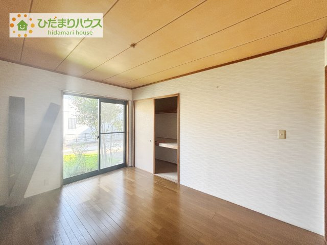 【洋室】 | つくば市千現　中古戸建 | 1階の玄関横に位置する約6.0帖の洋室です。LDKを通らずにアクセスできるため、ゲストをお通しする客間としてはもちろん、テレワーク用の書斎や趣味のお部屋としても活用できます。