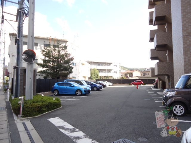 サーパス原尾島けやき通りの駐車場