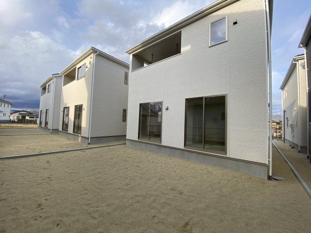 【いわき市小名浜大原第10／全3棟2号棟】　共働きの家族に住みやすい環境♪の前面道路含む現地写真|同施工　外壁仕上げ材は窯業系サイディング。裏面に付着した汚れが、雨水によって流れ落ちやすい「防汚機能付きサイディング」を採用。外壁の美しさが長持ちします♪