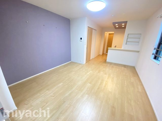 Jade House庄町Bの居間・リビング