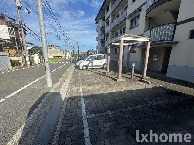 クレサンテールの駐車場