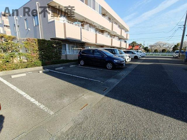 コモ・ウィズテリアの駐車場