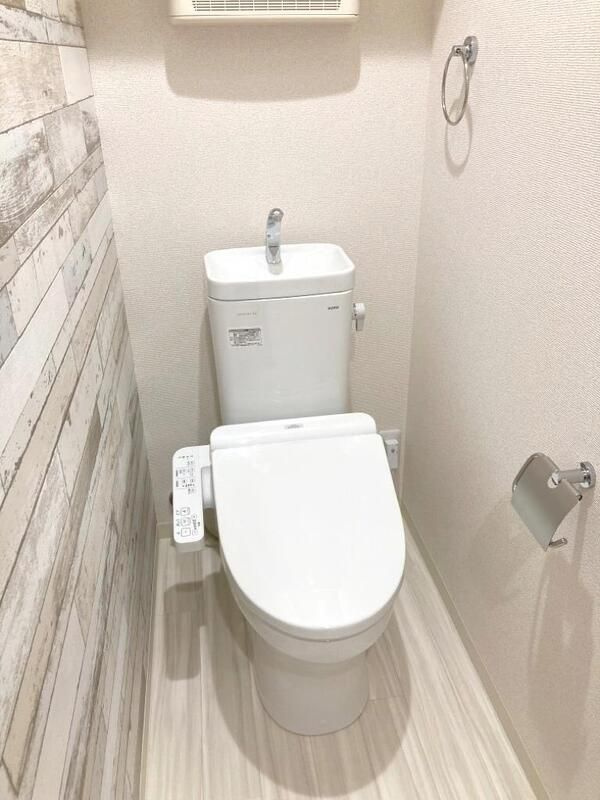 フジパレス千里丘Ⅱ番館のトイレ|落ち着いた色調のトイレです