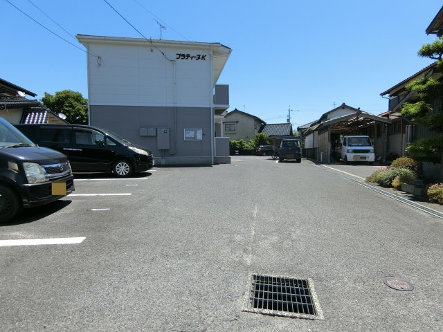 プラティーヌＫの駐車場
