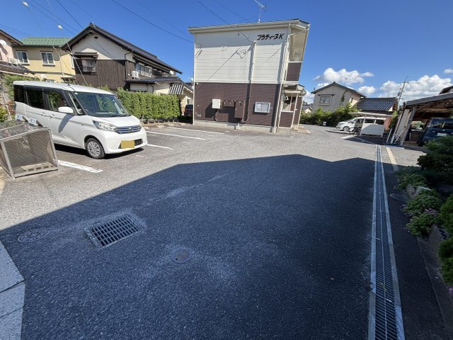 プラティーヌＫの駐車場