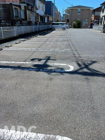 徳島市名東町２丁目のアパートの駐車場
