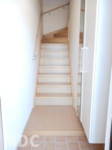 徳島市名東町２丁目のアパートの玄関