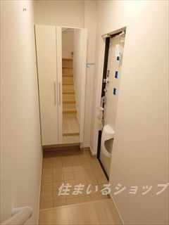 ノースの玄関|ミラー付き大型シューズボックス