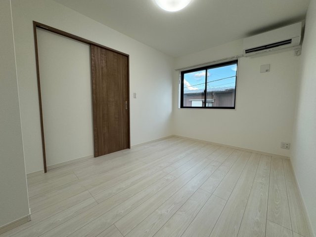 川崎市多摩区生田６丁目のアパートの居間・リビング