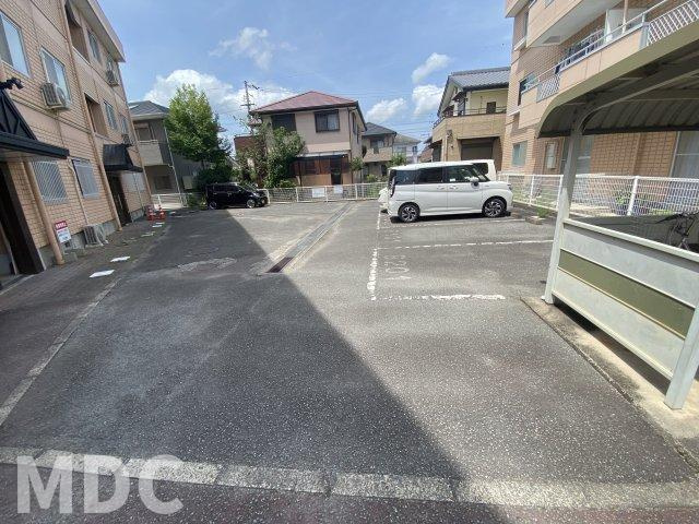 徳島市名東町１丁目の賃貸マンションの駐車場