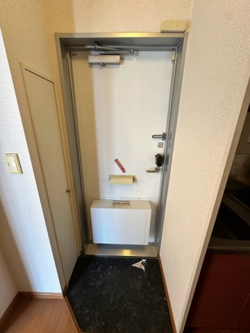 レオパレス逆瀬川の玄関