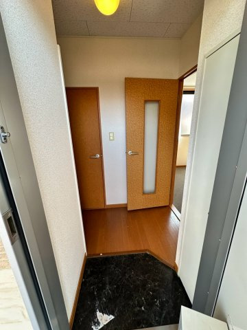 レオパレス逆瀬川の玄関