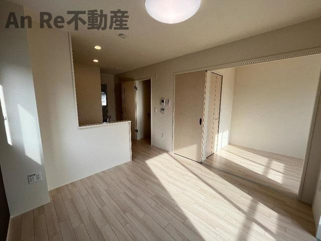 川口市大字新井宿のアパートの居間・リビング