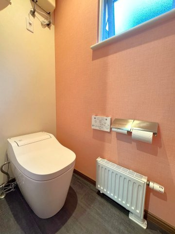 小樽市新光町　一戸建てのトイレ|暖房機完備、通風良好な窓付きの２階トイレはタンクレス式でお手入れもらくらく♪