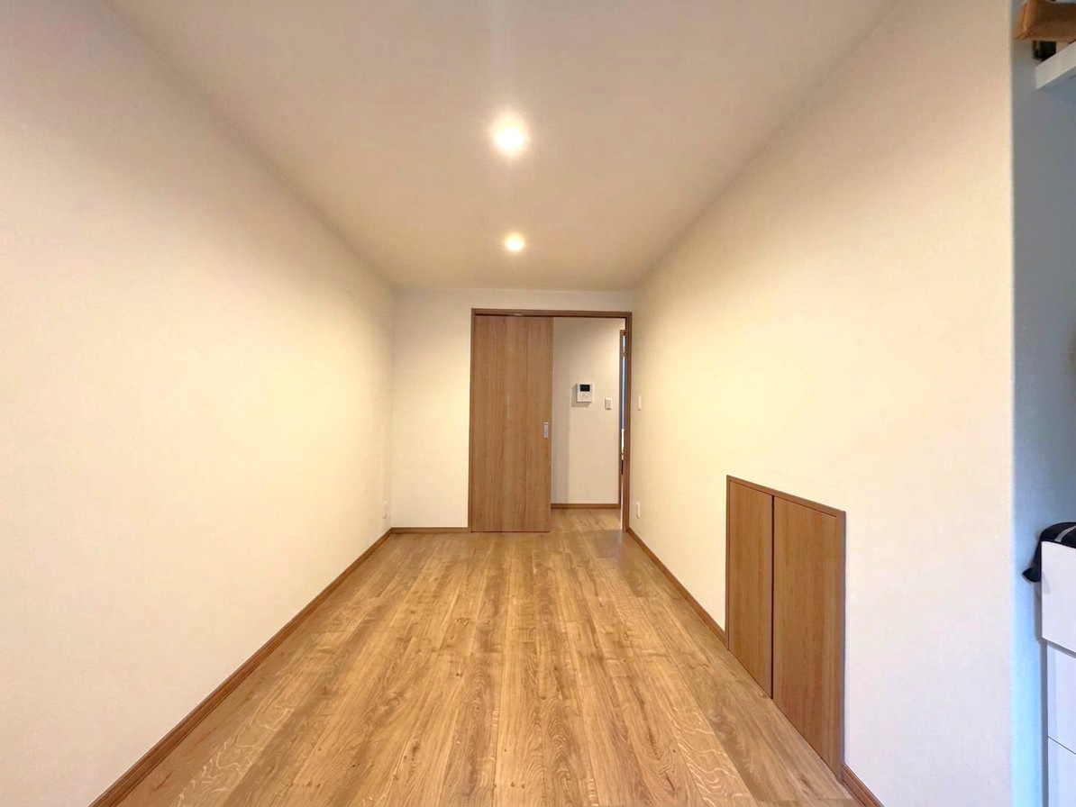 小樽市新光町　一戸建てのその他|1階6.2帖納戸は、「納戸」というにはもったいないお部屋としても使用できる空間です。北側に窓を備え階段下収納とつながる収納スペースを備えております。※バーチャル加工：一部家具・アイテム等を削除。