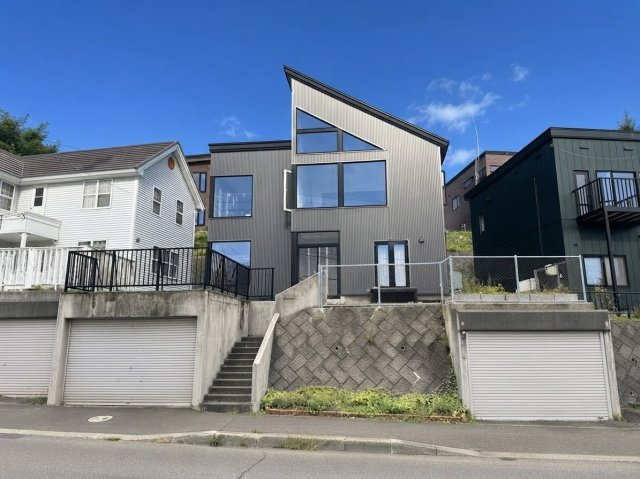 小樽市新光町　一戸建ての外観|新光の高台にそびえるオーシャンビュー・花火ビューの４ＳＬＤＫ住宅。令和元年に大規模なリノベーション工事がなされ、美麗な状態が保たれております。