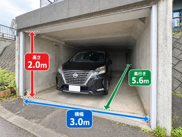 小樽市新光町　一戸建ての駐車場|向かって右側の車庫（電動シャッター）