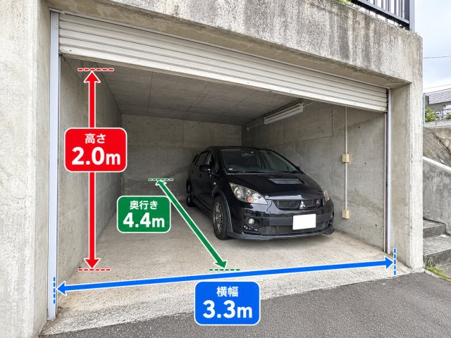 小樽市新光町　一戸建ての駐車場|向かって左側の車庫（手動）