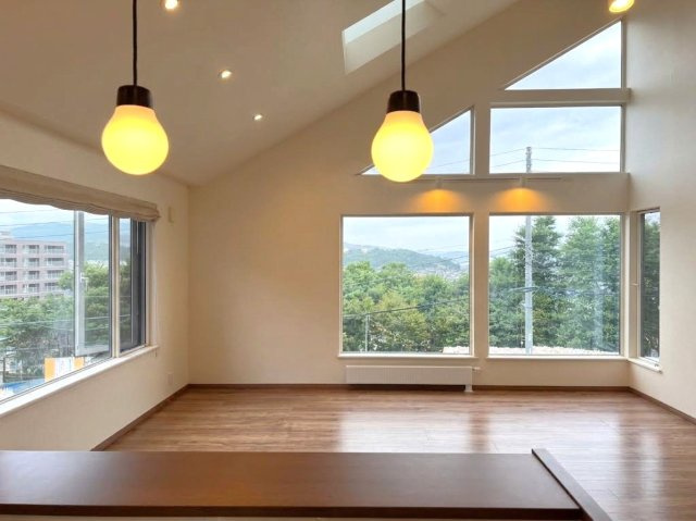 小樽市新光町　一戸建ての居間・リビング|キッチンからのリビングビュー