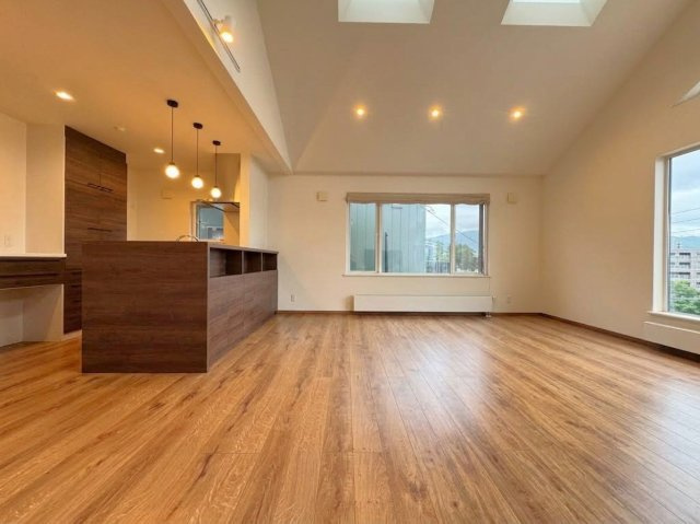 小樽市新光町　一戸建ての居間・リビング|２１帖のＬＤＫを北側から撮影。リノベーションで生まれ変わった家族団らんの空間。天窓を含む３面からの採光で日当り良好♪※バーチャル加工：一部家具・アイテム等を削除。