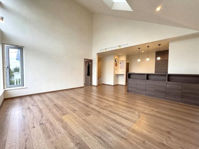 小樽市新光町　一戸建ての居間・リビング|ＬＤＫを南西側から撮影。階段・隣接洋室・水回りへの動線が集約され、最大限の空間利用を可能にした本物件のメインフロアです。※バーチャル加工：一部家具・アイテム等を削除。