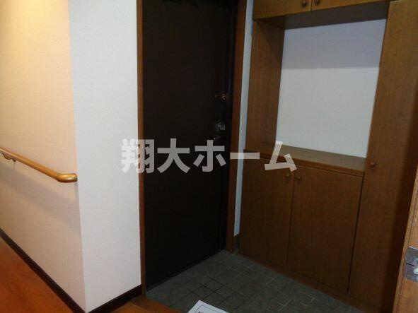 三河屋ビルの玄関