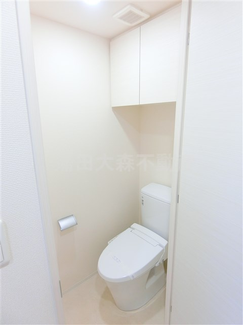 ブライズ多摩川のトイレ|吊戸棚と温水暖房便座付きのトイレ
