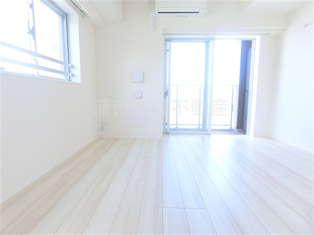 ブライズ多摩川の居間・リビング|洋室7.5帖　おしゃれなダウンライトと実用的な吊戸棚収納付！