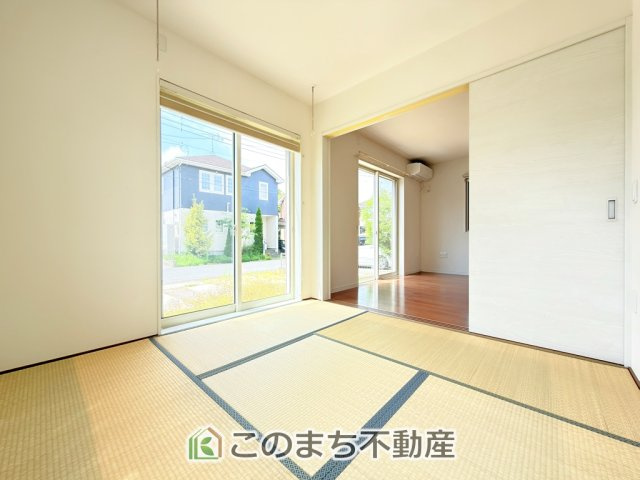 宇都宮市宝木町2丁目戸建の和室|お子様のお昼寝にも便利な和室です。大きな窓から暖かな日差しが差し込みます♪