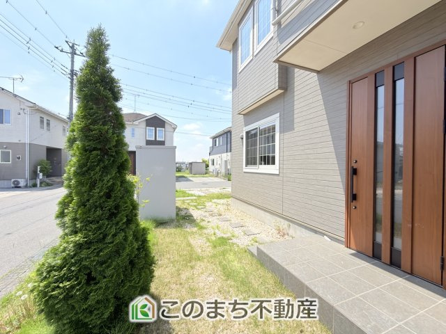 宇都宮市宝木町2丁目戸建の庭|便利な外部物置がございます。