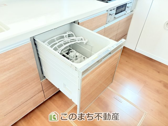 宇都宮市宝木町2丁目戸建のキッチン|あったらいいなの代表的な設備である食洗機。ビルトイン型なので、おさまりもよく、使い勝手も良好です。料理をするのは好きだけど、後片付けは苦手な方に重宝します。洗う手間がないので、時間を有効に使えますね。
