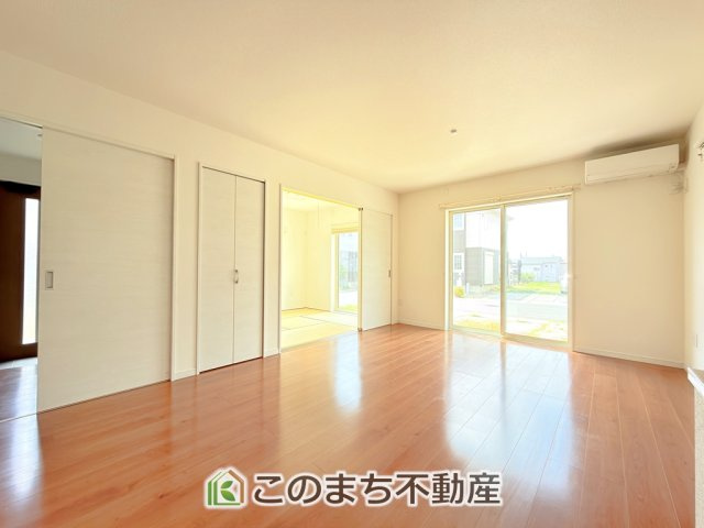 宇都宮市宝木町2丁目戸建の居間・リビング|飾り棚のあるおしゃれなリビング空間です。