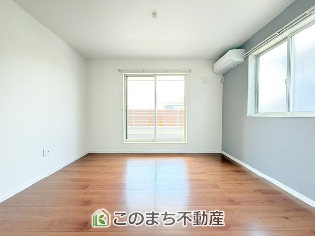 宇都宮市宝木町2丁目戸建の洋室|日当たりが良く明るい洋室です。クローゼット付きで家具の配置がしやすく居心地の良いプライベート空間を演出します。