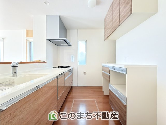 宇都宮市宝木町2丁目戸建のキッチン|キッチン背面にはカップボードとパントリースペースを設けています。